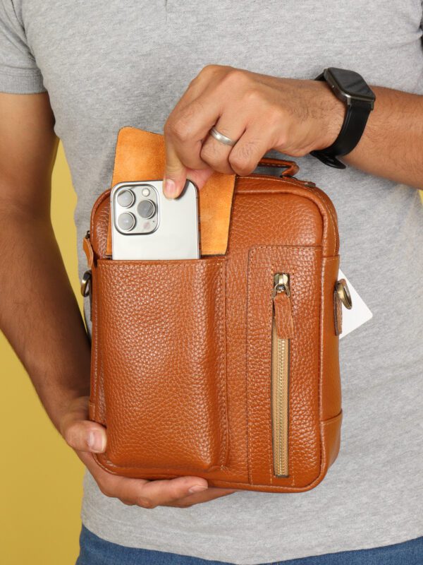 کیف دوشی مردانه چرم طبیعی‌ بیورا سایز کوچک مدل جاموبایلی کد dbb46