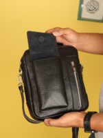 کیف دوشی مردانه چرم طبیعی‌ بیورا سایز کوچک مدل جاموبایلی کد dbb46