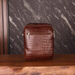 کیف دوشی مردانه چرم طبیعی کروکودیلی بیورا مدل dbb78