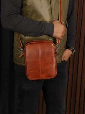 کیف دوشی مردانه چرم طبیعی‌ بیورا سایز بزرگ مدل dbb62