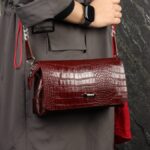 کیف دوشی زنانه چرم طبیعی کروکودیلی بیورا مدل za4