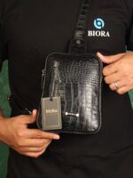 اسلینگ بگ مردانه چرم طبیعی کروکودیلی بیورا سایز متوسط مدل dbb125